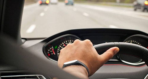 driving-with-one-hand